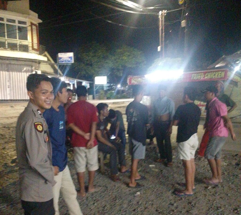 Anggota Polsek Angsana Polres Pandeglang Berikan Pesan Kamtibmas Saat Patroli Dialogis 5 WhatsApp Image 2024 07 28 at 21.17.41