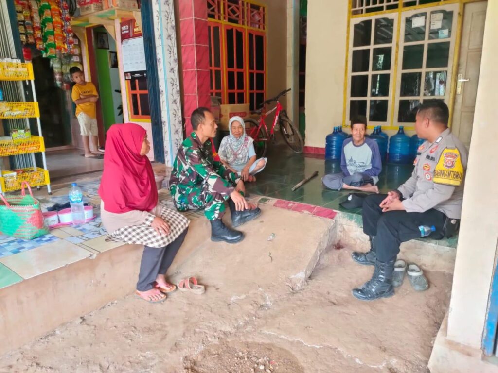 Bhabinkamtibmas Polsek Munjul Sambang Desa Untuk Menjaga Kamtibmas 6 WhatsApp Image 2024 07 28 at 21.35.26