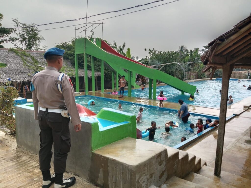 Polsek Cikedal Lakukan Pengamanan Objek Wisata di Wilayah Kecamatan Cikedal 7 WhatsApp Image 2024 07 28 at 22.24.37