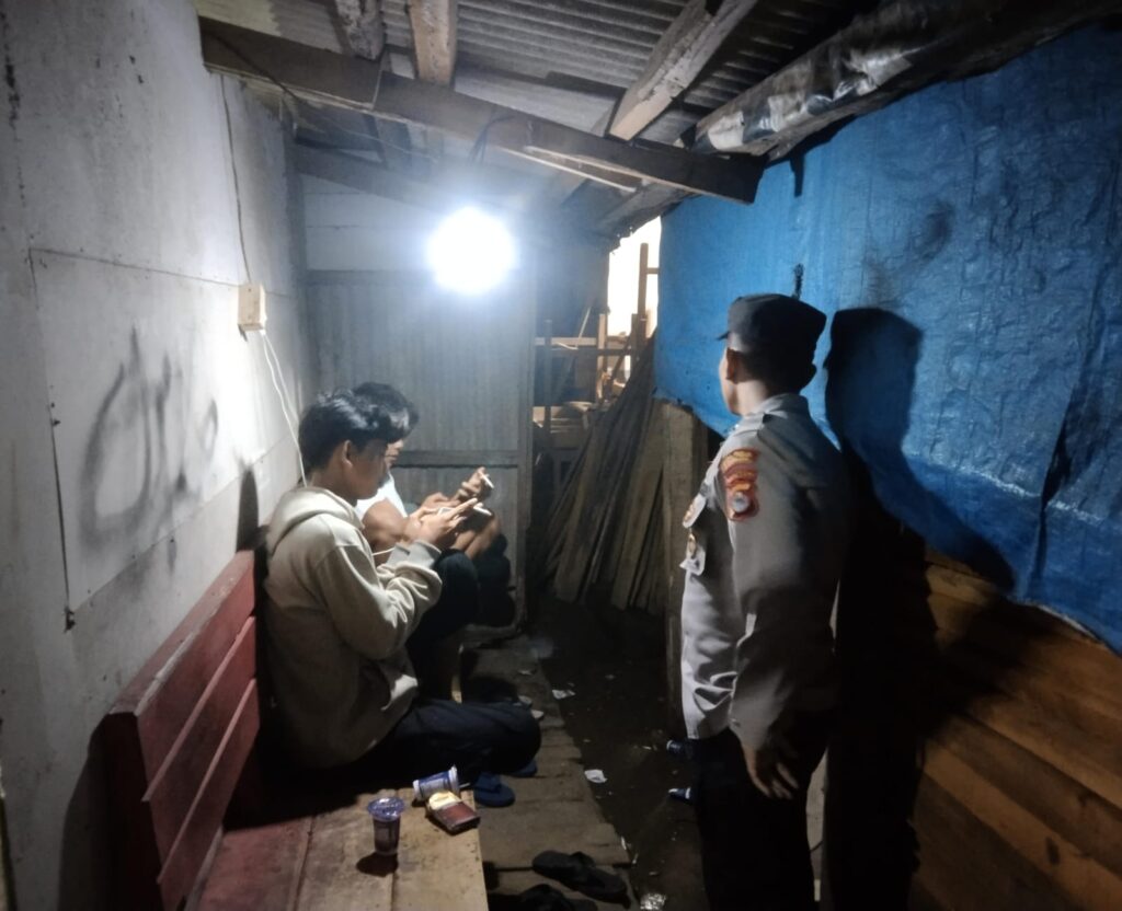 Ciptakan Kamtibmas yang Aman Kondusif Polsek Cikedal Patroli Malam 10 WhatsApp Image 2024 07 28 at 22.27.17
