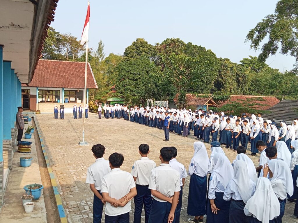 Kapolsek Angsana Beri Motivasi, Ajak Siswa SMPN 1 Angsana Jadi Generasi Unggul 4 WhatsApp Image 2024 07 29 at 10.46.20