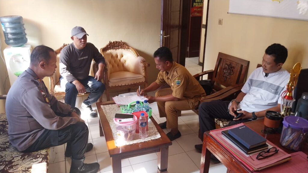 Polsek Sumur dan SMAN 16 Pandeglang Jalin Kemitraan, Wujudkan Lingkungan Sekolah yang Aman dan Kondusif 3 WhatsApp Image 2024 07 29 at 10.47.28