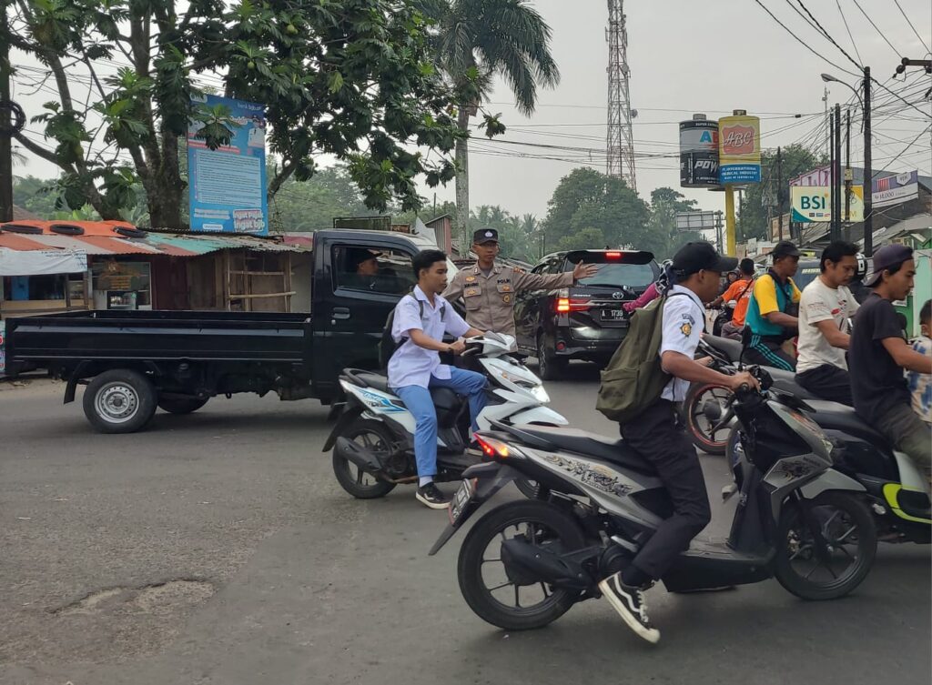 Wujudkan Pelayanan Kepada Masyarakat, Polsek Menes Atur Lalin di Awal Pekan 1 WhatsApp Image 2024 07 29 at 13.37.49