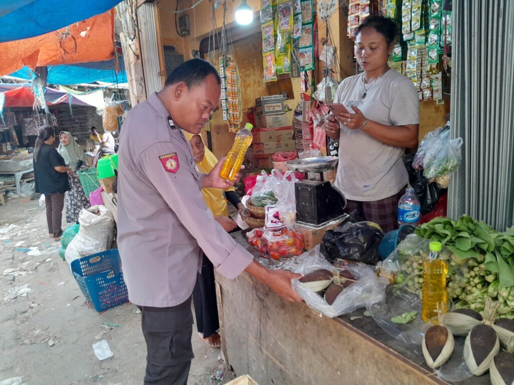 Antisipasi Kelangkaan Bahan Pokok, Polsek Menes Sisir Pasar 3 WhatsApp Image 2024 07 29 at 13.41.14