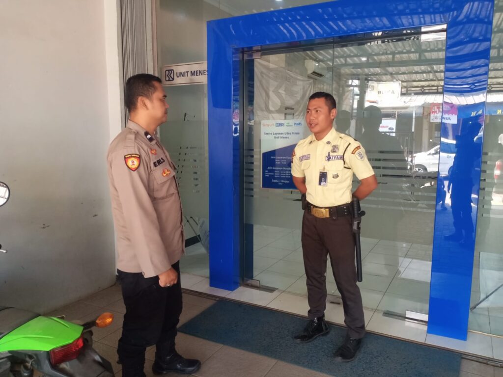 Cegah Tindak Pidana, Polsek Menes Jaga Keamanan Bersama Satpam Bank 2 WhatsApp Image 2024 07 29 at 15.13.47