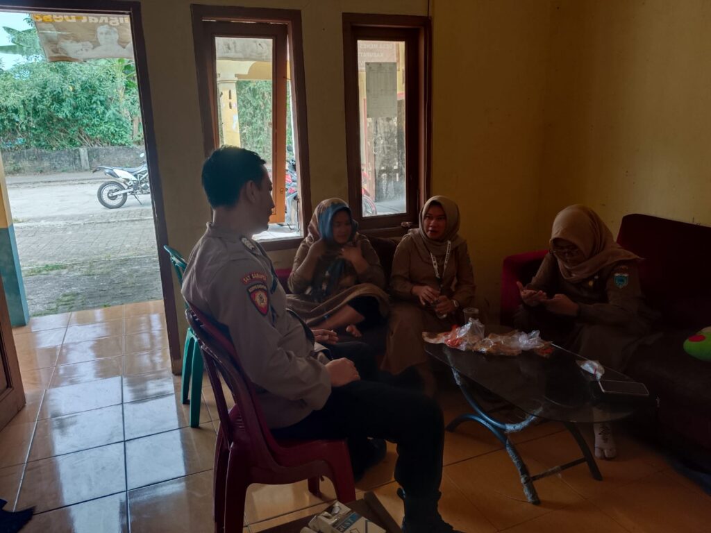 Berkunjung Kekantor Desa, Pak Bhabin Polsek Menes Berikan Himbauan dan Ajak Kerjasama 7 WhatsApp Image 2024 07 29 at 15.16.45