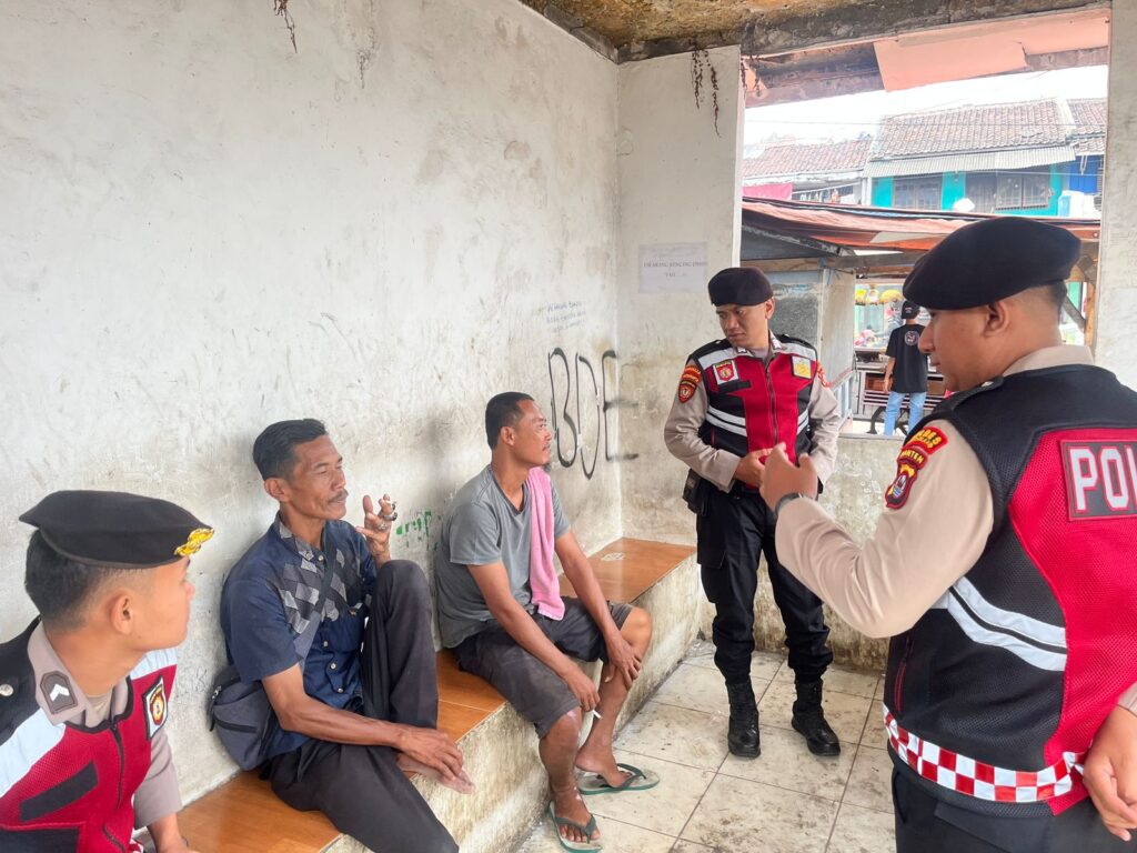 Sat Samapta Polres Pandeglang Sambangi Pedagang Asongan di Pemberhentian Bus Mengger, Berikan Himbauan Kamtibmas 7 WhatsApp Image 2024 07 29 at 16.24.34 1