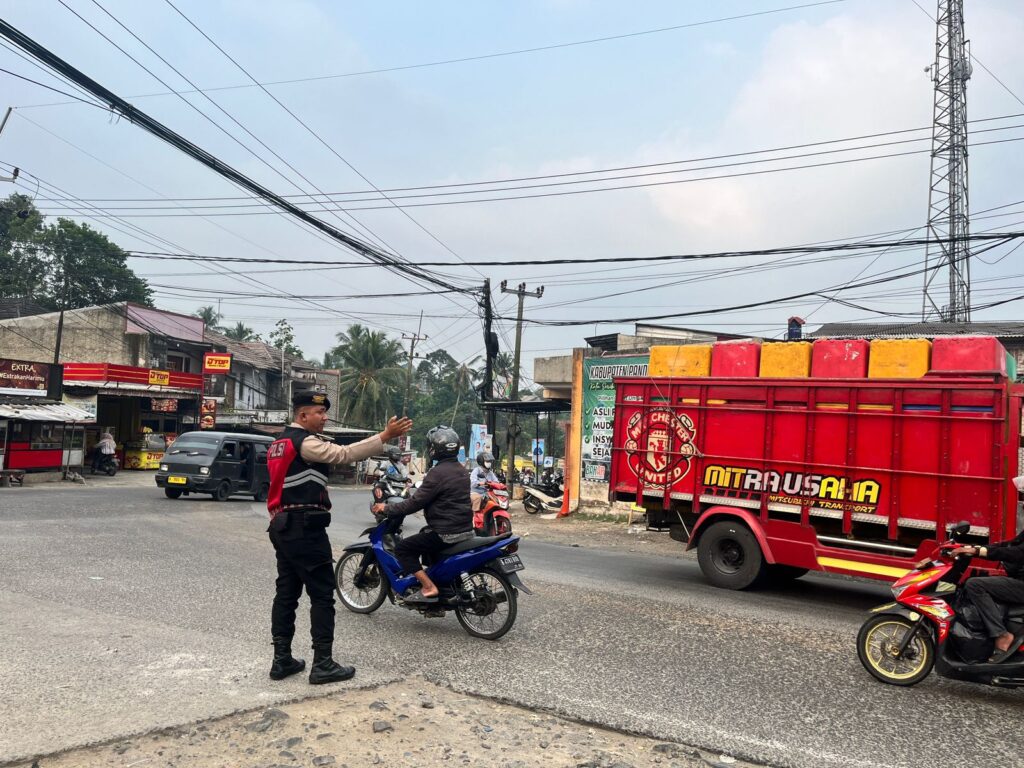 Sat Samapta Polres Pandeglang Gelar Kegiatan Gatur Lalin di Pertigaan Mengger 8 WhatsApp Image 2024 07 29 at 16.24.34