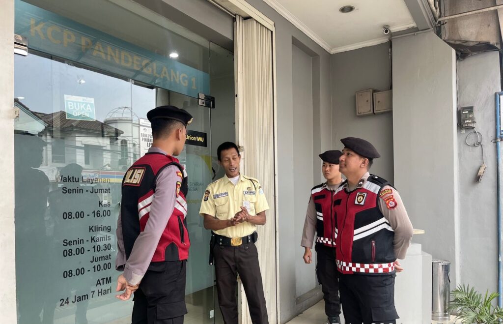 Sat Samapta Polres Pandeglang Sambangi Obyek Vital Bank BJB, Berikan Himbauan Kamtibmas 6 WhatsApp Image 2024 07 29 at 16.24.34 2