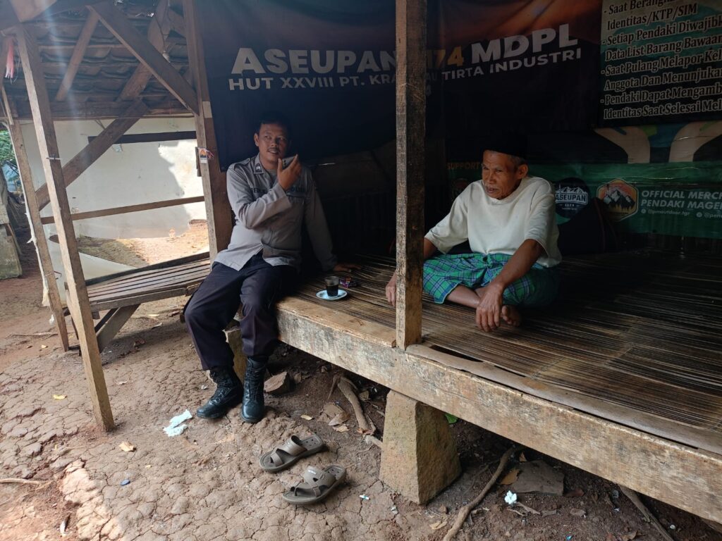Bhabinkamtibmas Polsek Jiput Jalin Silaturahmi dengan Warga 10 WhatsApp Image 2024 07 29 at 21.11.54