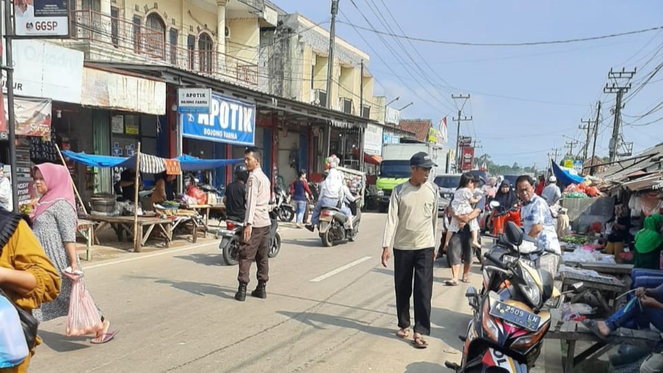 Personil Polsek Bojong Polres Pandeglang Meninjau dan Mengatur Arus Lalu Lintas di Persimpangan Pasar Bojong 1 WhatsApp Image 2024 07 30 at 08.38.50