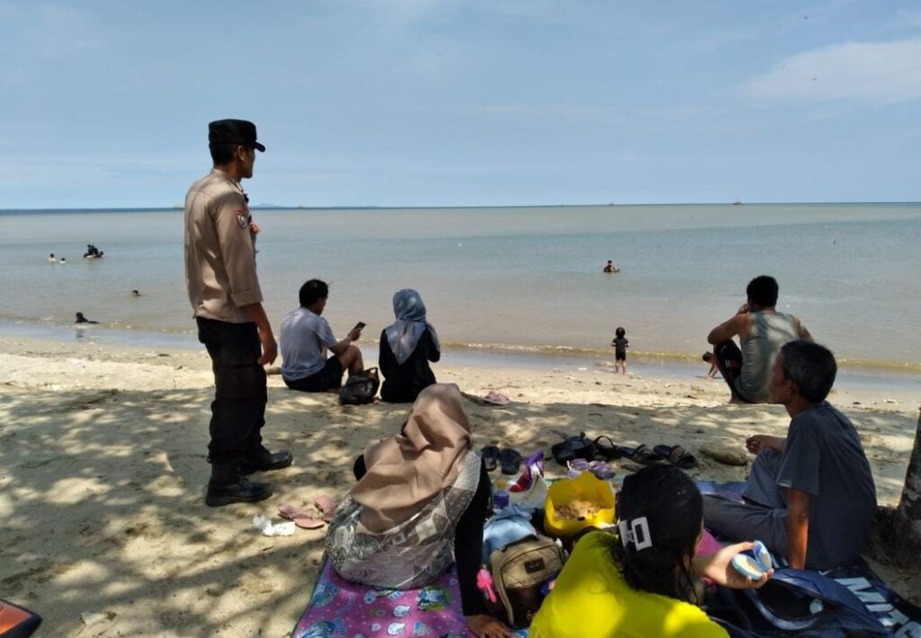 Kontrol Tempat Wisata Anggota Polsek Panimbang Himbau Jaga Keselamatan 9 IMG 20240805 WA0039