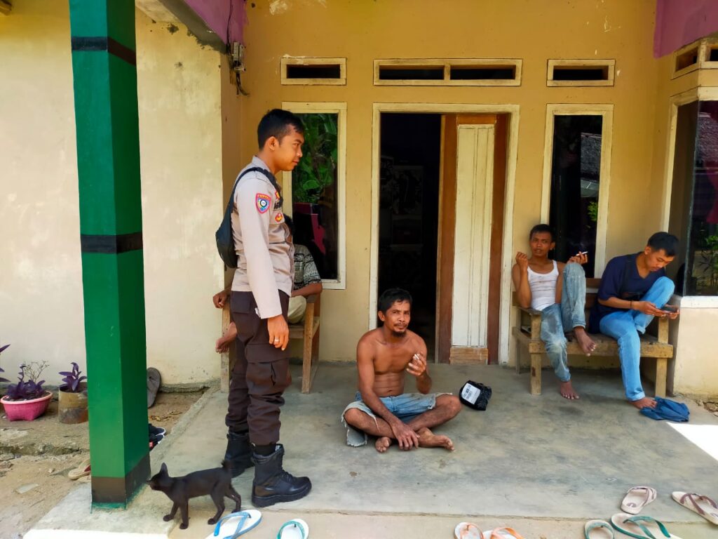 Bhabinkamtibmas Polsek Panimbang Gelar Patroli Dialogis untuk Mencegah Kriminalitas 7 IMG 20240805 WA0041