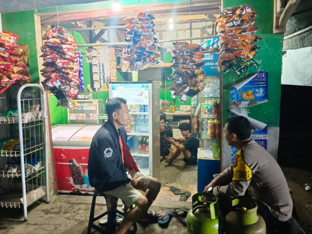 Bhabinkamtibmas Polsek Menes Jalin Silaturahmi dan Ciptakan Keamanan Malam di Menes 5 IMG 20240805 WA0043