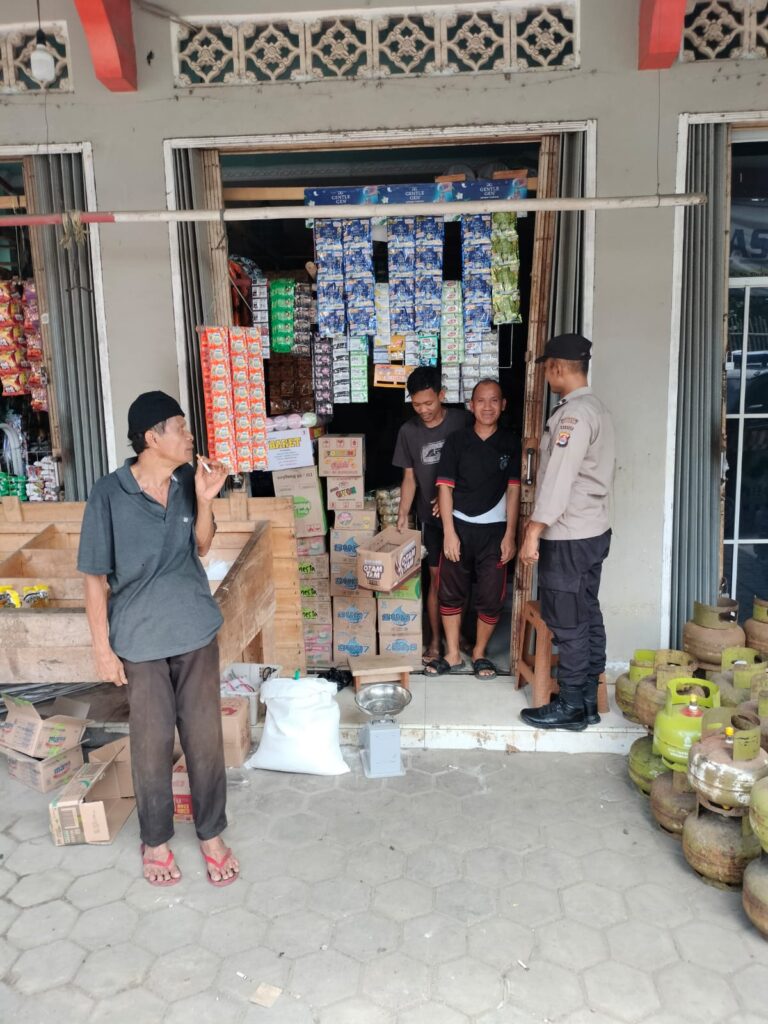 Polsek Menes Gelar Patroli Dialogis dan Himbauan Kamtibmas di Warung Sembako 4 IMG 20240805 WA0044