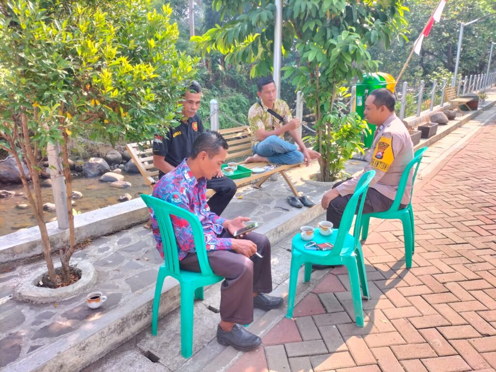 Patroli Dialogis Bhabinkamtibmas Polsek Carita Bersama Perangkat Desa Sukarame 3 IMG 20240808 WA0037