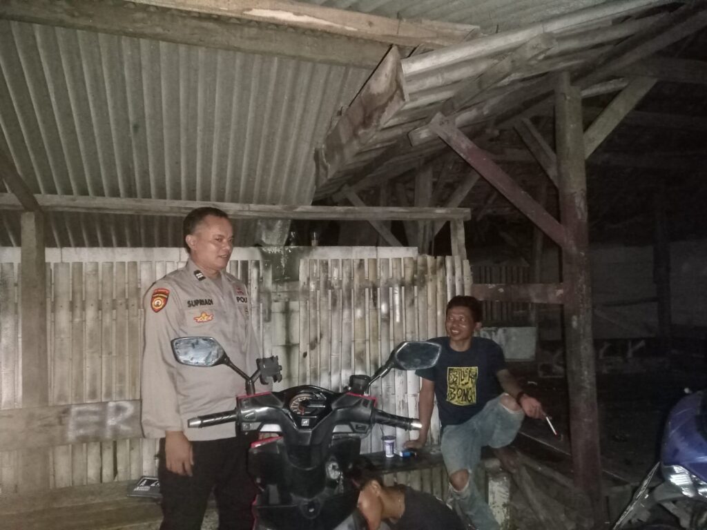 Patroli Polsek Carita: AIPTU Supriyadi Kunjungi Pos Ronda di Desa Sukarame 1 IMG 20240808 WA0039