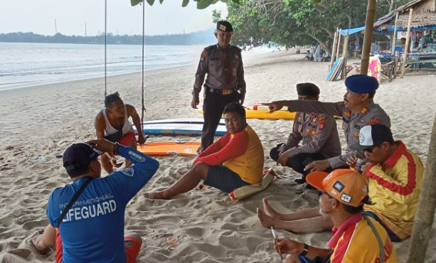 Kasat Polair dan Kasat Pamobvit Polres Pandeglang Himbau Wisatawan di Pantai Lippo Carita 10 PL