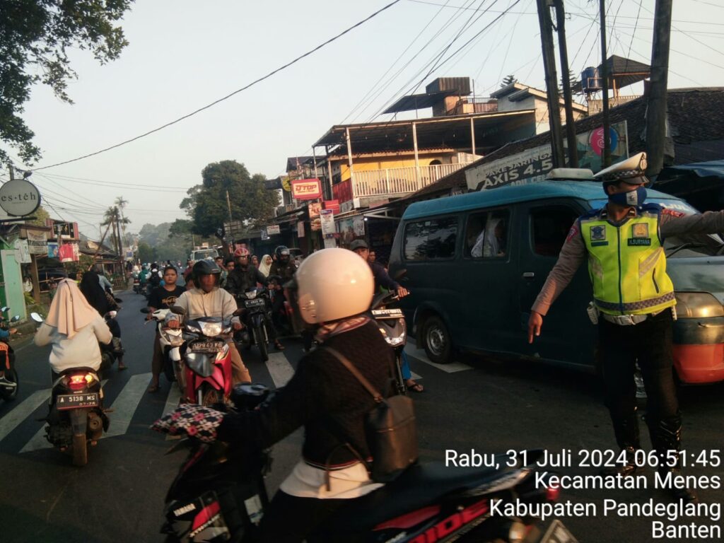 Polsek Menes Terjunkan Personil Demi Kelancaran Lalulintas, Masyarakat Merasa Nyaman 7 WhatsApp Image 2024 07 31 at 15.44.22