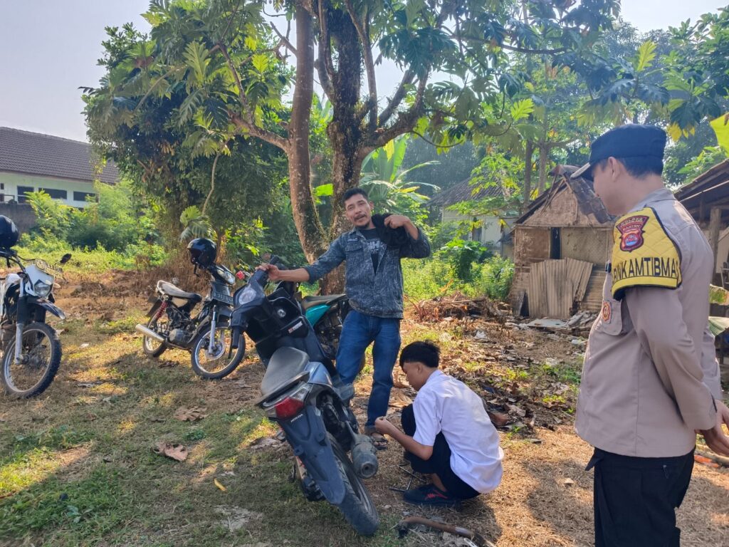 Pak Bhabin Polsek Menes Jalin Silaturahmi dengan Warga Desa dalam Sambang Kamtibmas 8 WhatsApp Image 2024 07 31 at 15.49.29