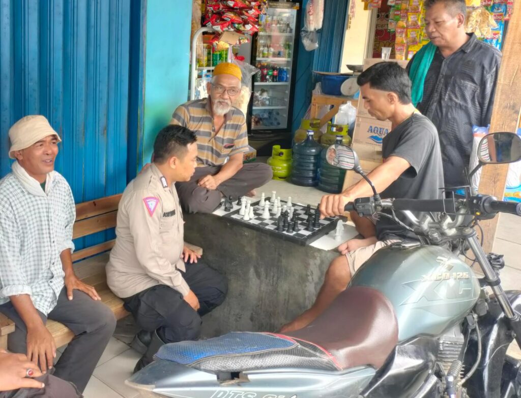 Polsek Carita Laksanakan Pendekatan Melalui Permainan Catur dan Himbauan Kamtibmas 1 WhatsApp Image 2024 08 01 at 07.02.15