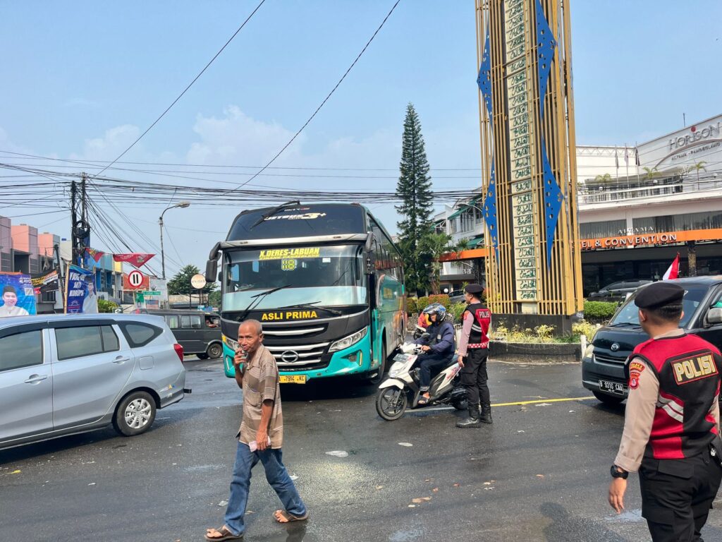 Pengaturan Arus Lalu Lintas oleh Sat Samapta Polres Pandeglang 6 WhatsApp Image 2024 08 01 at 17.18.57