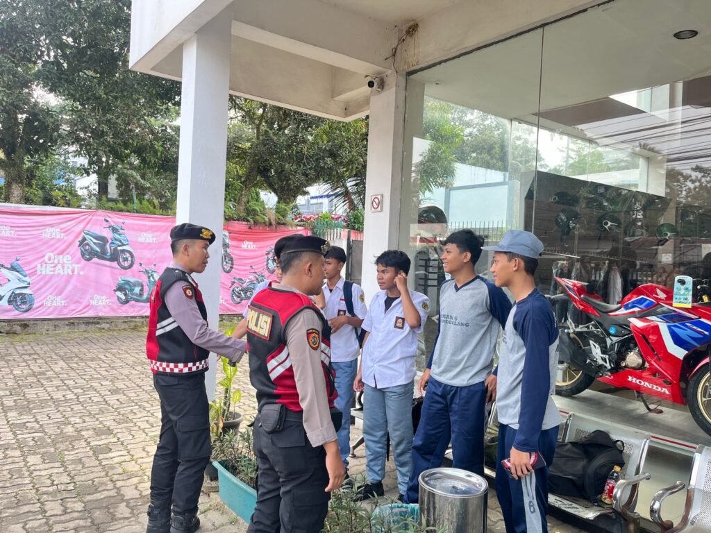 Patroli Dialogis Sat Samapta Polres Pandeglang di Cipacung, Beri Himbauan Pelajar 4 WhatsApp Image 2024 08 01 at 17.18.58 1