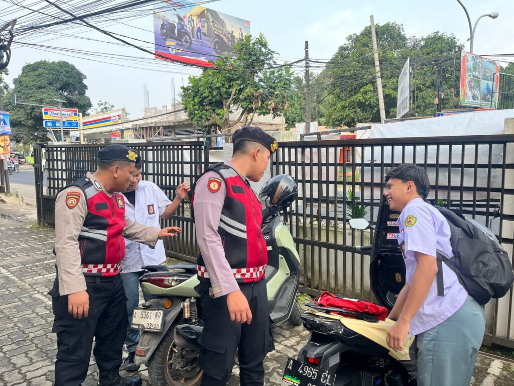 Cegah Penyakit Masyarakat, Sat Samapta Polres Pandeglang Gelar Pemeriksaan Bawaan Jok Motor Pelajar 3 WhatsApp Image 2024 08 01 at 17.18.58 2