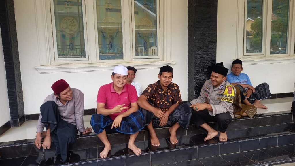 Polsek Carita Lakukan Kegiatan Sambang ke Pondok Pesantren di Desa Pejamben 3 WhatsApp Image 2024 08 03 at 07.00.43