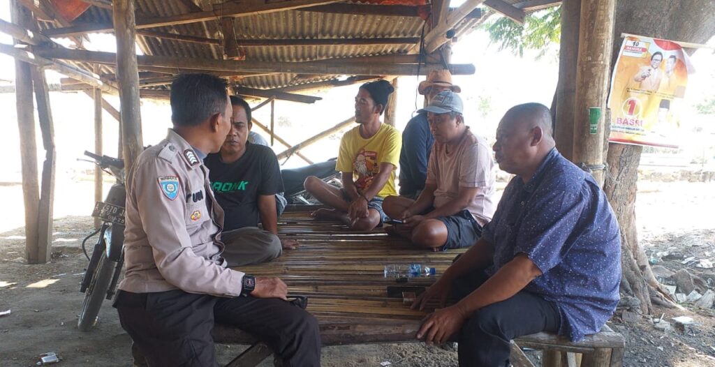 Polsek Carita Laksanakan Patroli Siang di Pelabuhan Desa Carita 4 WhatsApp Image 2024 08 03 at 07.02.20