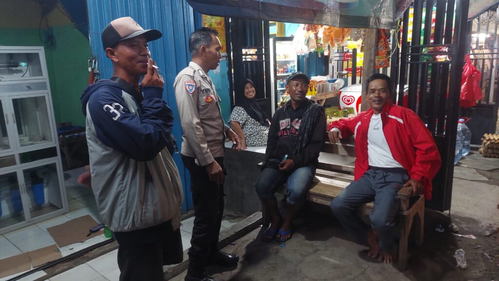 Bhabinkamtibmas Polsek Carita Ngobrol Bareng dengan Warga Desa 6 WhatsApp Image 2024 08 03 at 07.09.09