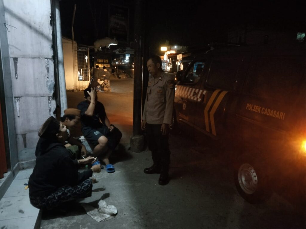 Bhabinkamtibmas Polsek Cadasari Aiptu Agus Miftahudin Himbau Pemuda di Pinggir Jalan 7 WhatsApp Image 2024 08 03 at 08.52.17
