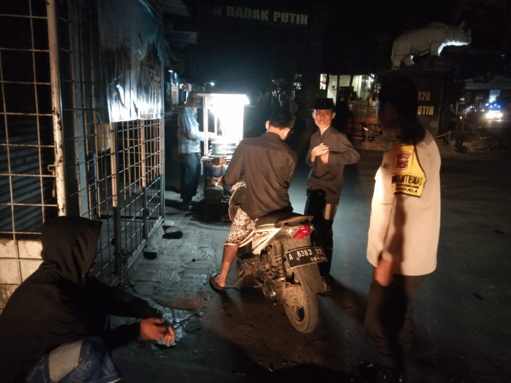 Polsek Cadasari Berikan Himbauan Kamtibmas Kepada Santri yang Akan Ziarah Menggunakan Motor 8 WhatsApp Image 2024 08 03 at 08.52.27