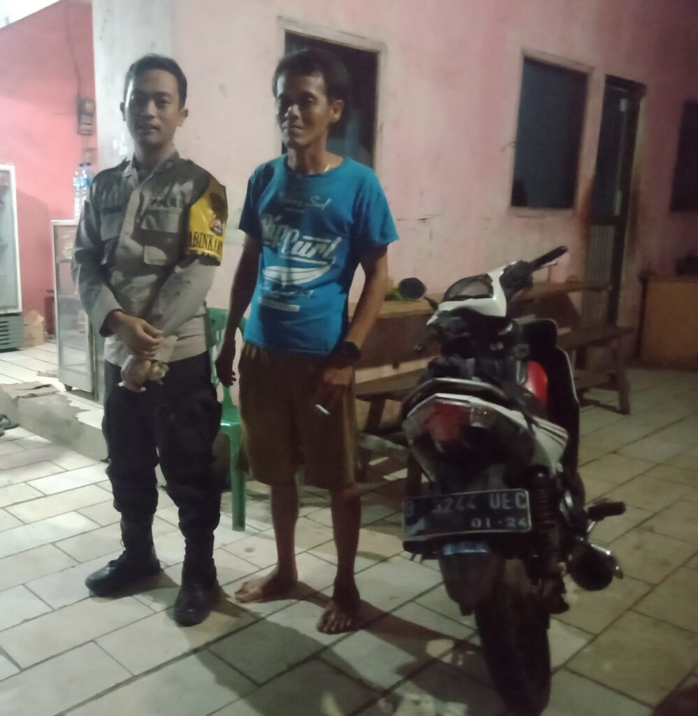 Bhabinkamtibmas Polsek Cadasari, Bripka Adi Siswadi, Sambangi Warga di Malam Hari 5 WhatsApp Image 2024 08 03 at 08.52.35