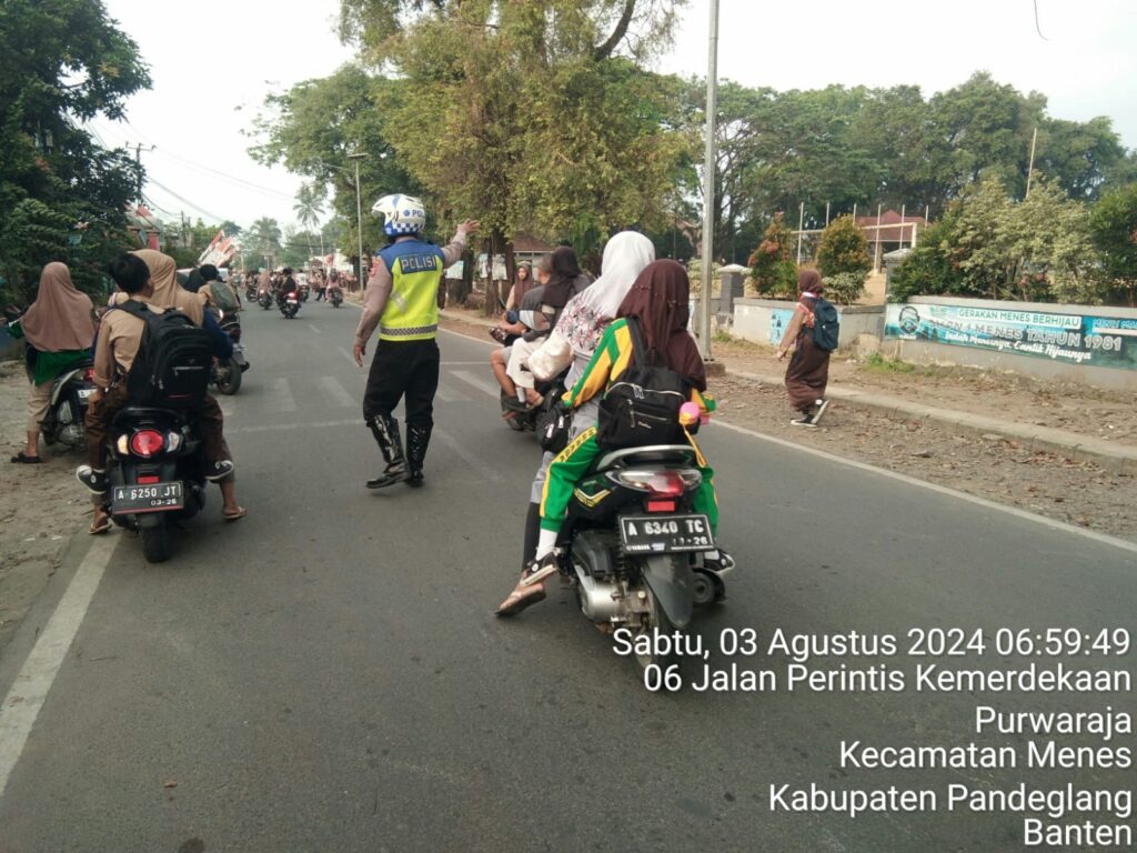 Polsek Menes Jaga Kelancaran Lalu Lintas Depan SMPN 1 Menes 9 WhatsApp Image 2024 08 03 at 13.19.02