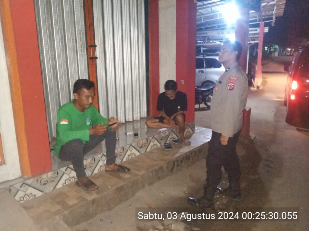 Polsek Menes Lakukan Patroli Malam dan Pengecekan Area Pasar dan Pertokoan 6 WhatsApp Image 2024 08 03 at 13.21.55