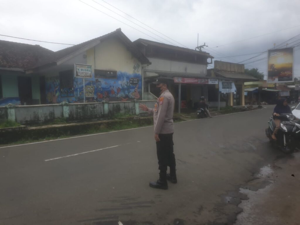 Ciptakan kamtibcar lantas, personil Polsek jiput laksanakan Pengaturan Lalu Lintas 10 WhatsApp Image 2024 08 03 at 21.23.40