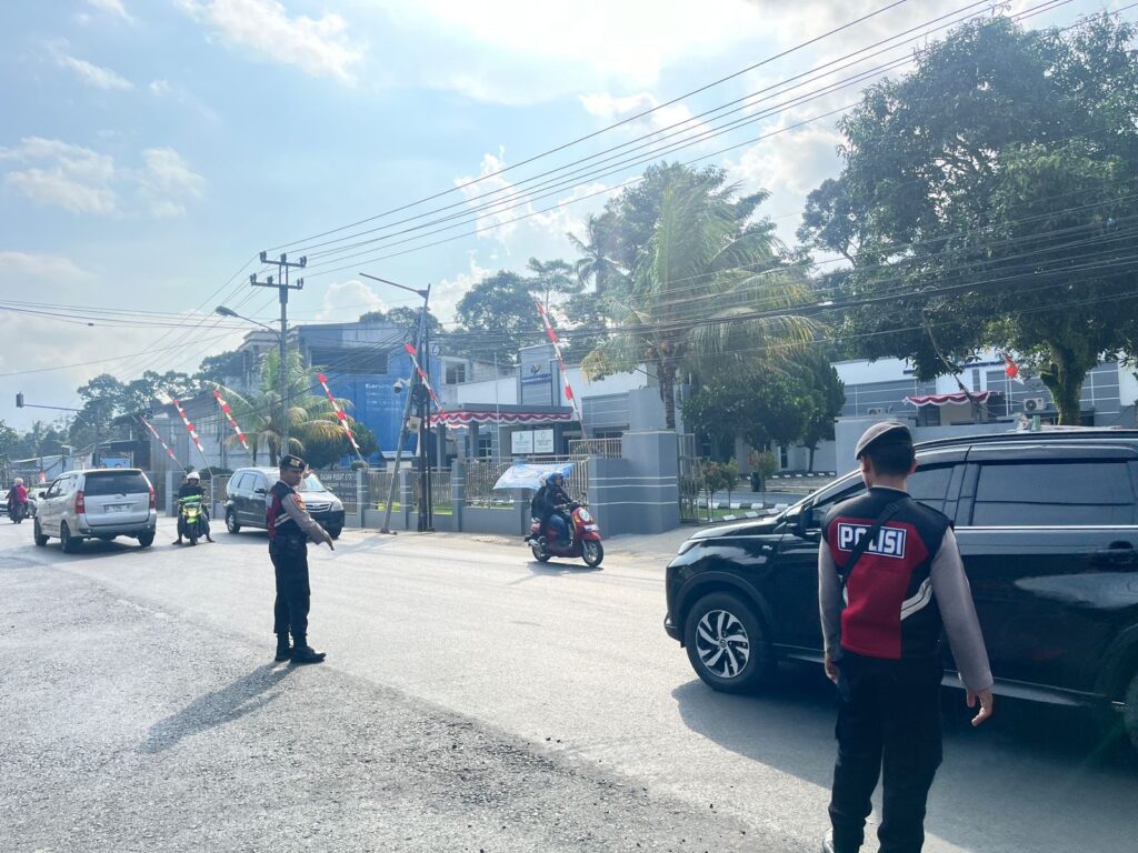 Sat Samapta Polres Pandeglang Gelar Pengaturan Lalu Lintas di Pertigaan Cipacung 2 WhatsApp Image 2024 08 04 at 17.33.40 2