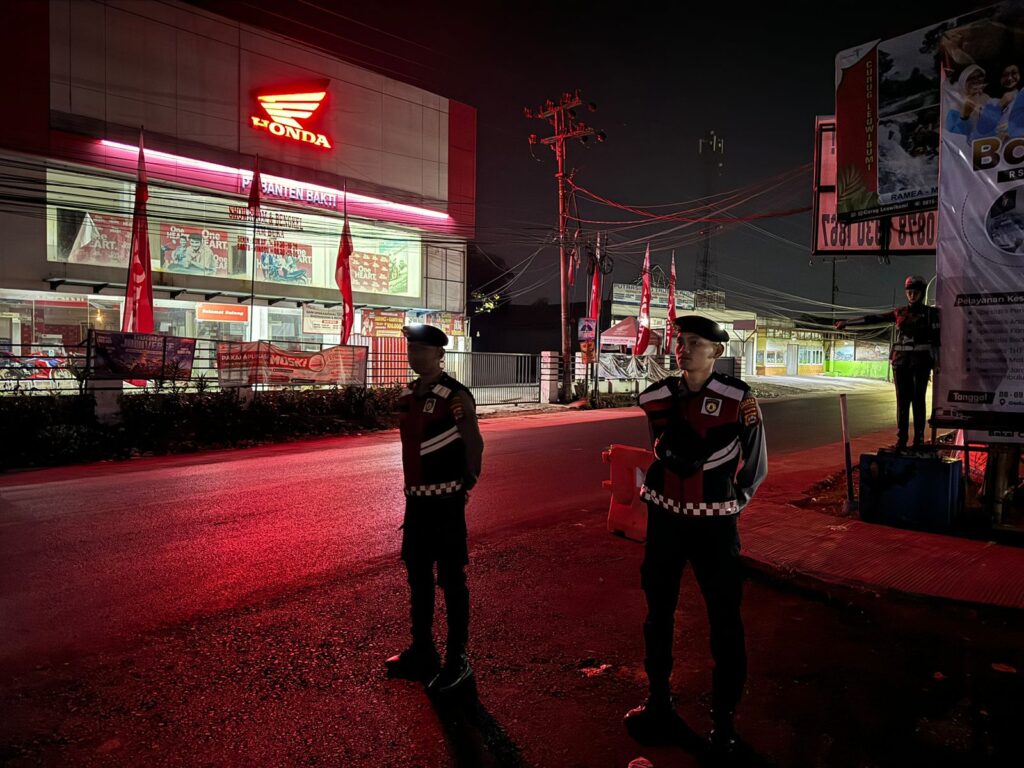 Sat Samapta Polres Pandeglang Gelar Strong Point Malam Hari di Persimpangan Cipacung 3 WhatsApp Image 2024 08 06 at 06.05.36 1