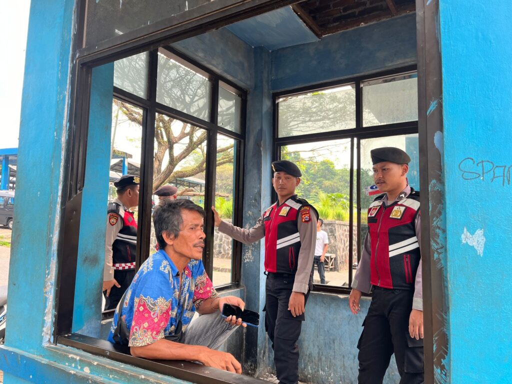 Sat Samapta Polres Pandeglang Gelar Patroli Dialogis di Terminal Kadubanen 8 WhatsApp Image 2024 08 07 at 16.06.36 1