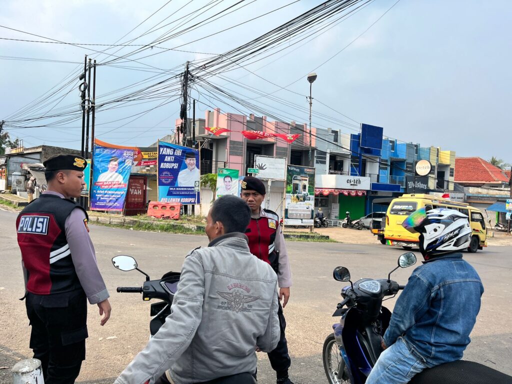 Sat Samapta Polres Pandeglang Edukasi Tukang Ojek tentang Keselamatan Berlalu Lintas 9 WhatsApp Image 2024 08 07 at 16.06.36