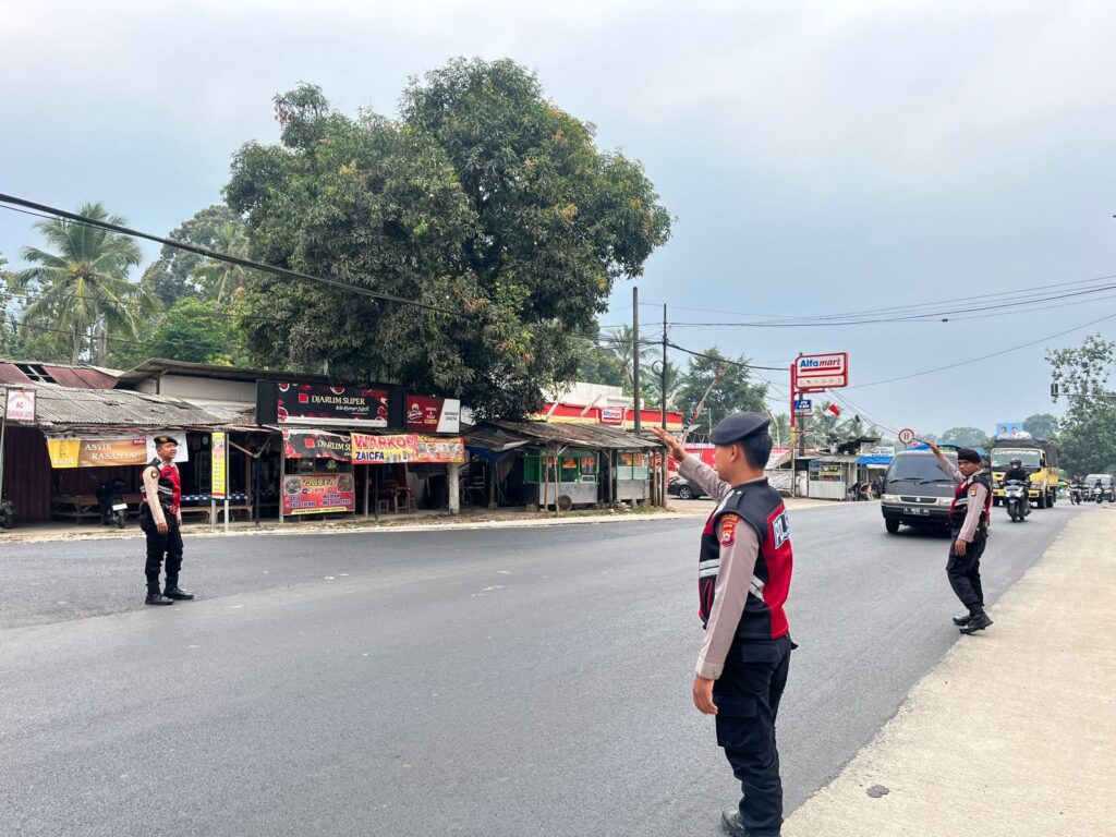 Sat Samapta Polres Pandeglang Berikan Pelayanan Prima dengan Pengaturan Arus Lalu Lintas di Pertigaan Cipacung 6 WhatsApp Image 2024 08 07 at 16.06.37 1