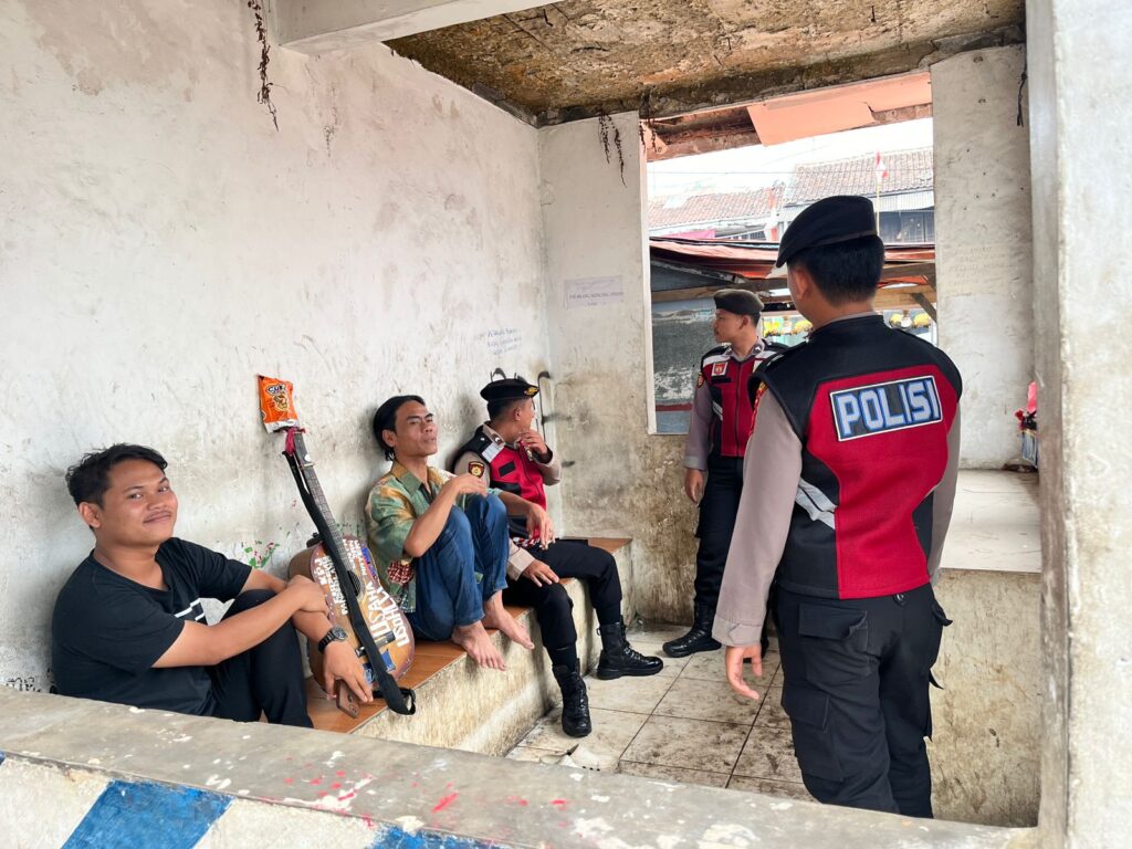 Sat Samapta Polres Pandeglang Sambangi Pedagang Asongan di Pemberhentian Bus 7 WhatsApp Image 2024 08 07 at 16.06.37