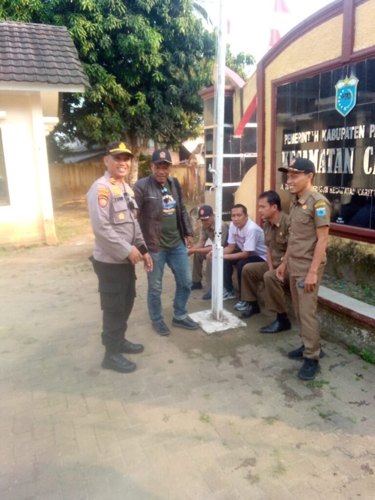 Kapolsek Carita IPTU Turip, S.A.P Sambangi Kantor Kecamatan Carita, Berbincang dengan Pol PP Kecamatan Carita 5 WhatsApp Image 2024 08 08 at 21.35.08