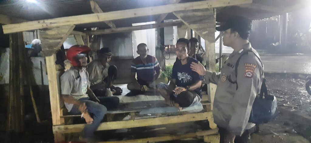Polsek Picung Tingkatkan Patroli Malam, Cegah Tindak Pidana 2 WhatsApp Image 2024 08 08 at 21.57.04