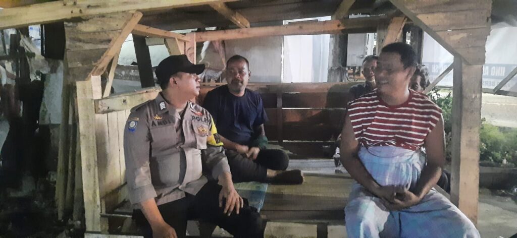 Bhabinkamtibmas Polsek Picung Perkuat Kamtibmas melalui Silaturahmi 1 WhatsApp Image 2024 08 08 at 21.57.47