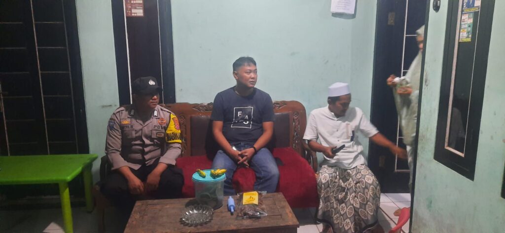 Bhabinkamtibmas Polsek Picung Jalin Silaturahmi dengan Warga Desa Binaan 4 WhatsApp Image 2024 08 08 at 21.58.27