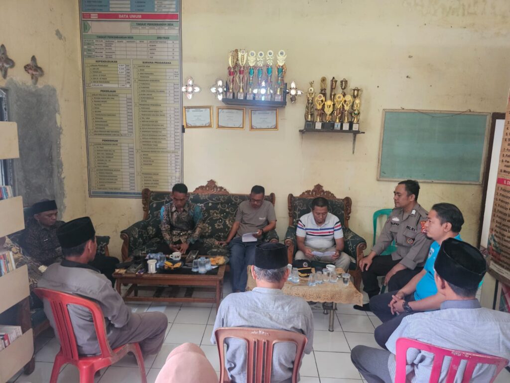 Warga Masyarakat Picung Melakukan Musawarah Keduabelah Pihak Dikantor Desa Untuk Menciptakan Kamtibmas Yang Kondusif 6 WhatsApp Image 2024 08 08 at 21.59.14