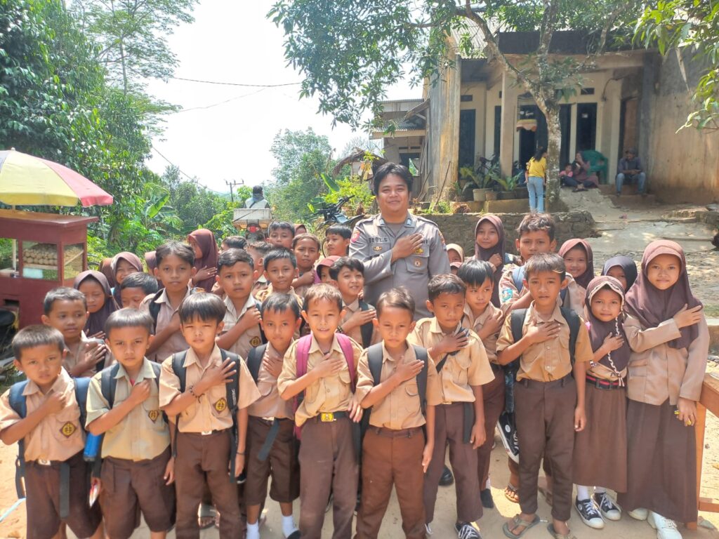 Bhabinkamtibmas Polsek Picung Dekat dengan Generasi Pelajar 7 WhatsApp Image 2024 08 08 at 22.07.24