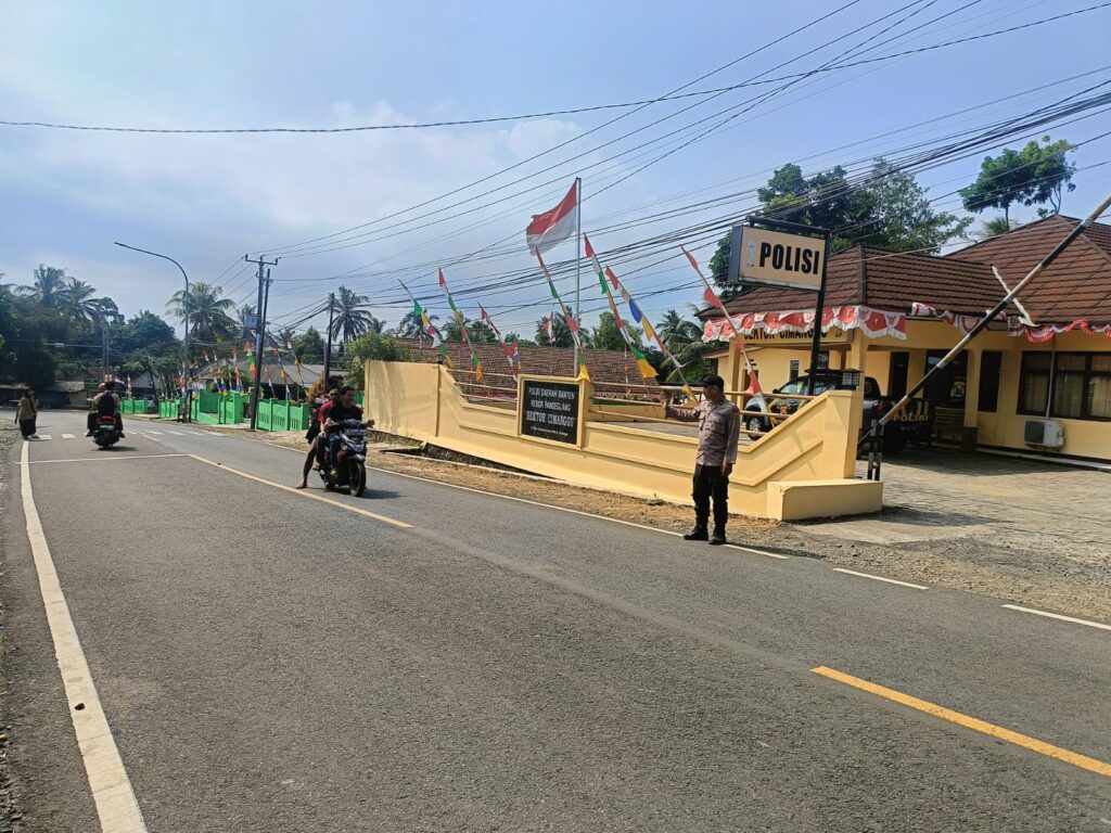 Demi Kelancaran dan Kenyamanan Pengguna Jalan Raya, Polsek Cimanggu Rutin Laksanakan Gatur 3 WhatsApp Image 2024 08 09 at 23.21.11